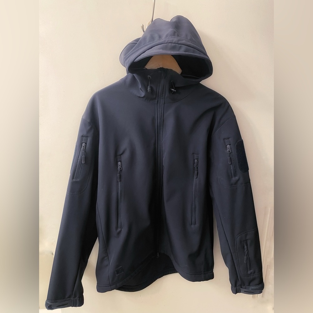 Never worn Men’s mid-weight dark blue jacket.